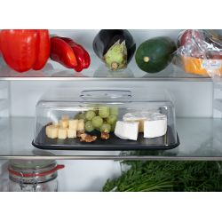 Plateau à fromages avec une cloche en plastique