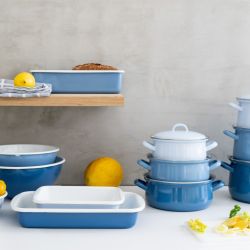 plat bleu clair pour cuisson au four