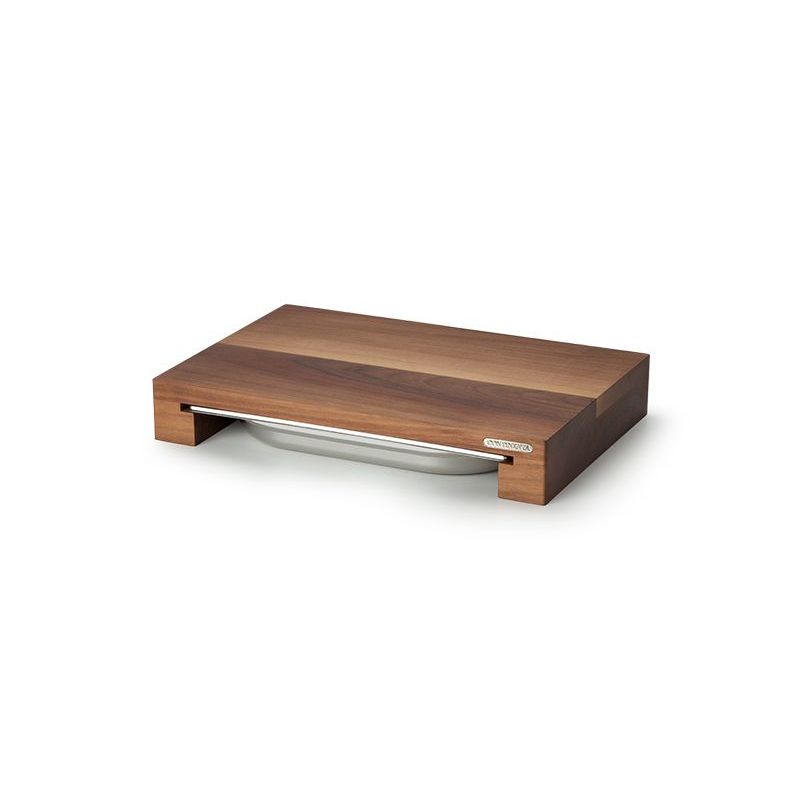 Un comptoir de cuisine avec une planche à découper en bois et une Un comptoir de cuisine avec une planche à découper en bois et une