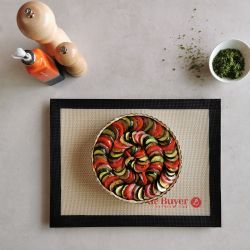Tarte aux légumes parfaite dans le cercle à pâtisser perforé