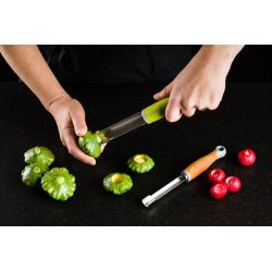 Évider et équeuter les fruits et légumes avec l'extracteur manuel gradué