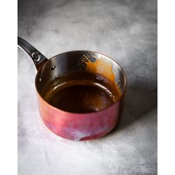 Utilisation de la casserole Prima Matera en cuivre : sauces et préparations délicates.