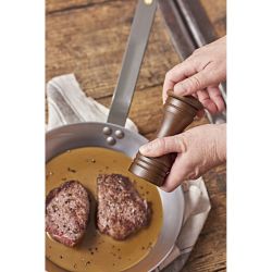 Cuisez votre viande avec la poêle du coffret "Steaklover"