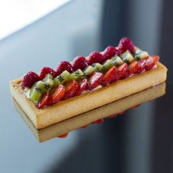 Pâtisserie avec le rectangle en inox perforé De Buyer / VALRHONA