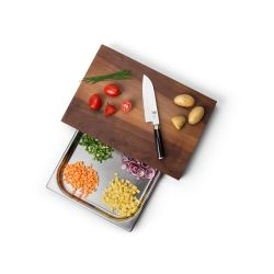 Découpe des aliments sur une planche en noyer