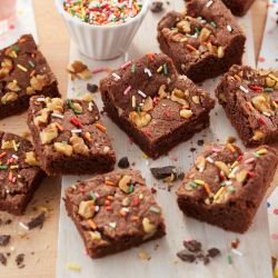 brownie au chocolat avec décors sucrés