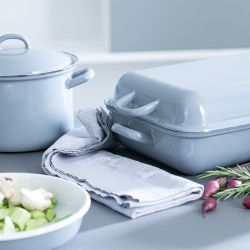 Casserole grise avec couvercle en émail