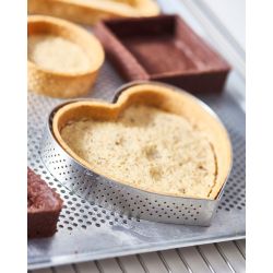 Pâtisserie en coeur avec cadre perforé