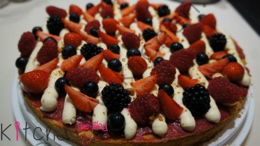 Tarte fruits rouges menthe sur un sablé breton