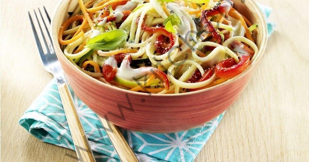 Salade de crudités avec des légumes spiralisés