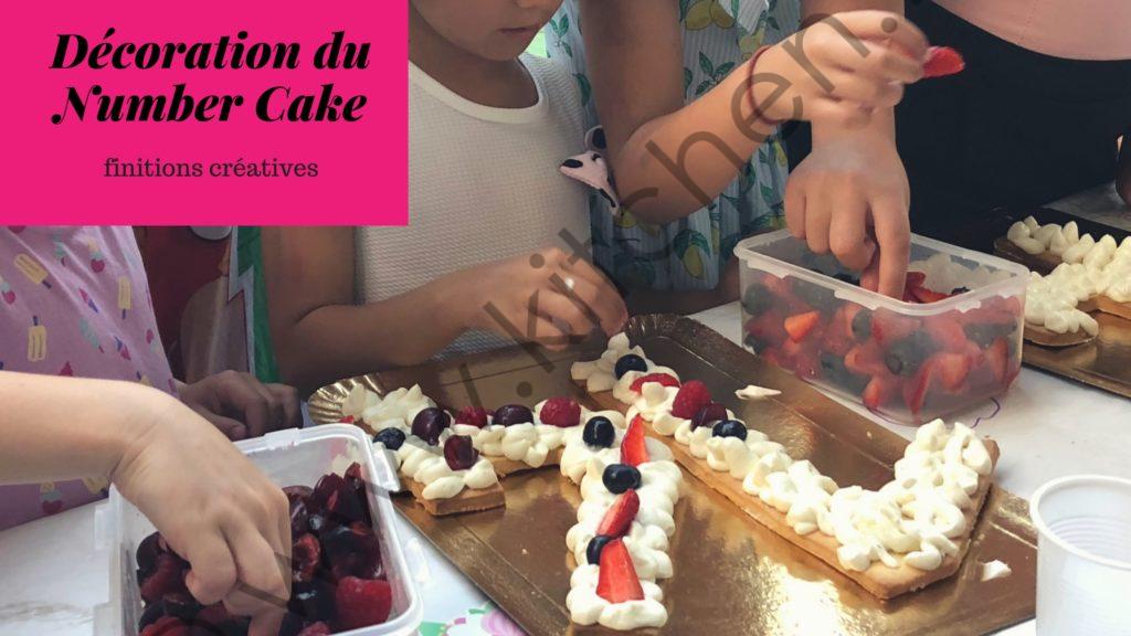 montage du number cake : décoration aux fleurs et fruits frais