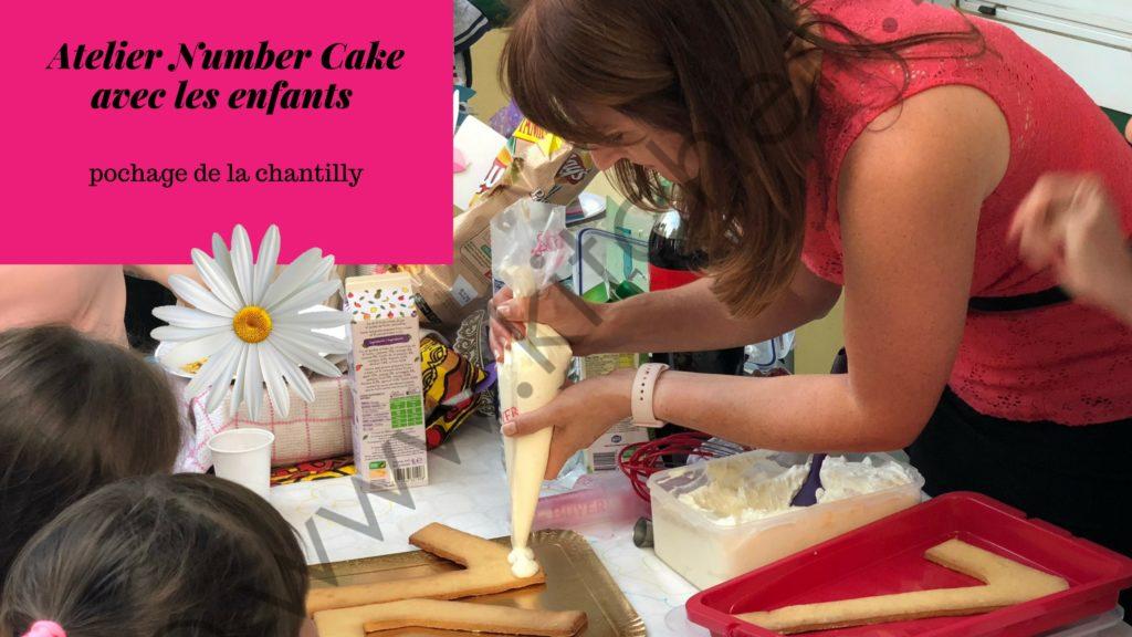 montage du number cake: pochage de la crème chantilly