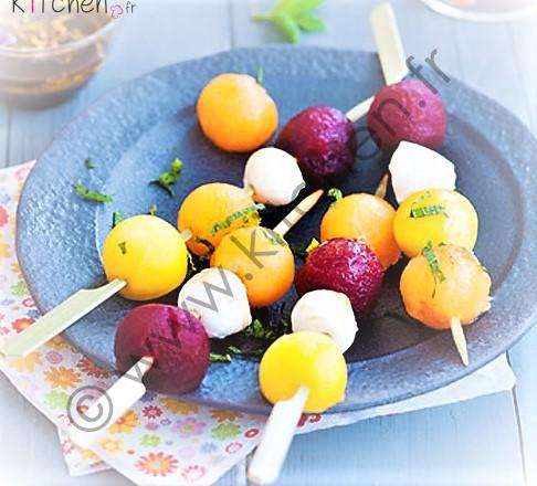 Créez des brochettes amusantes et multicolores en billes de fruits