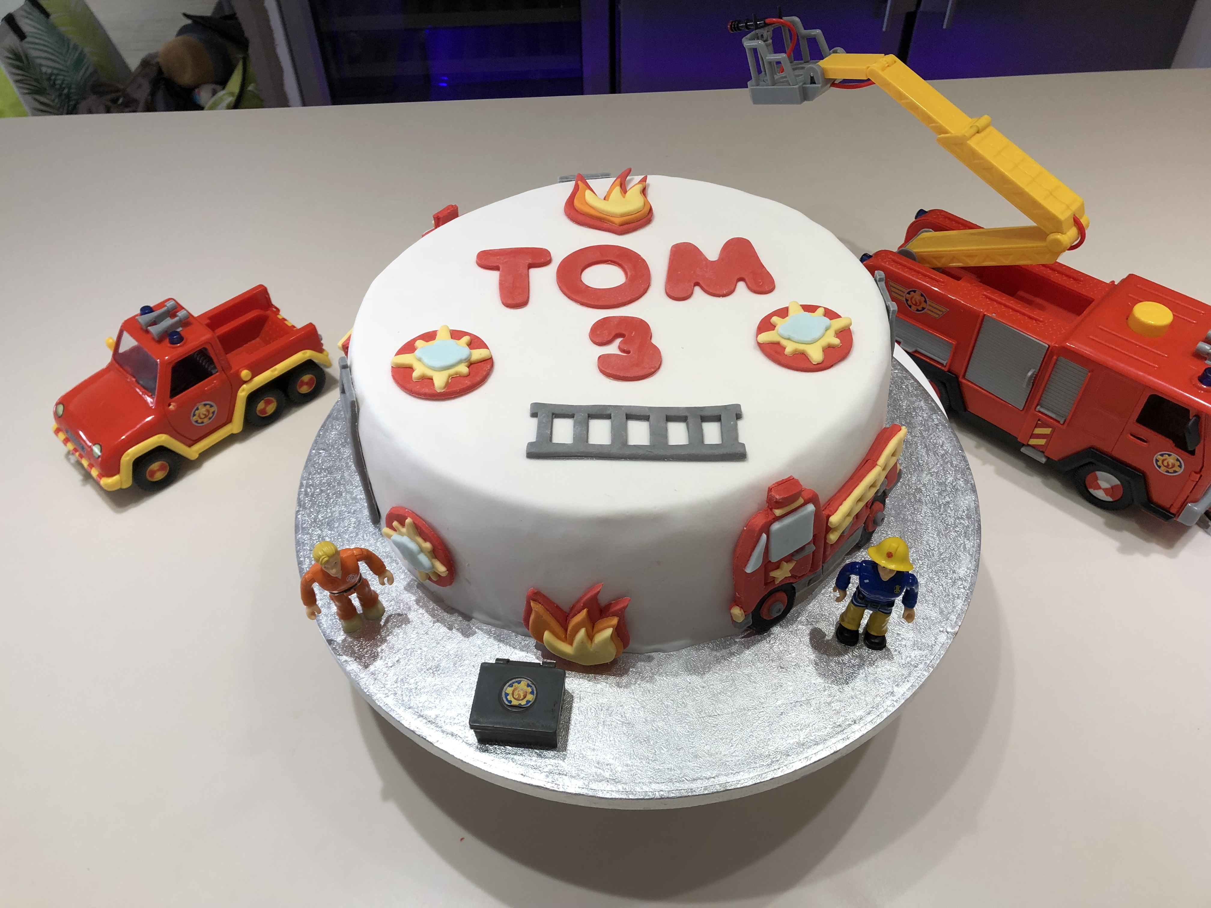 Le Layer cake et sa décoration d'anniversaire Sam le pompier